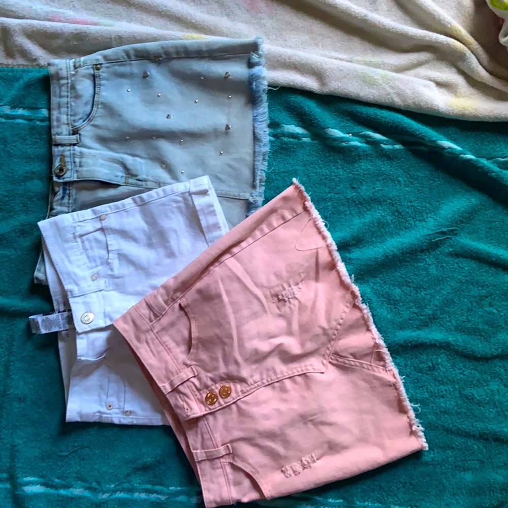 It is a pair of 3 bottoms